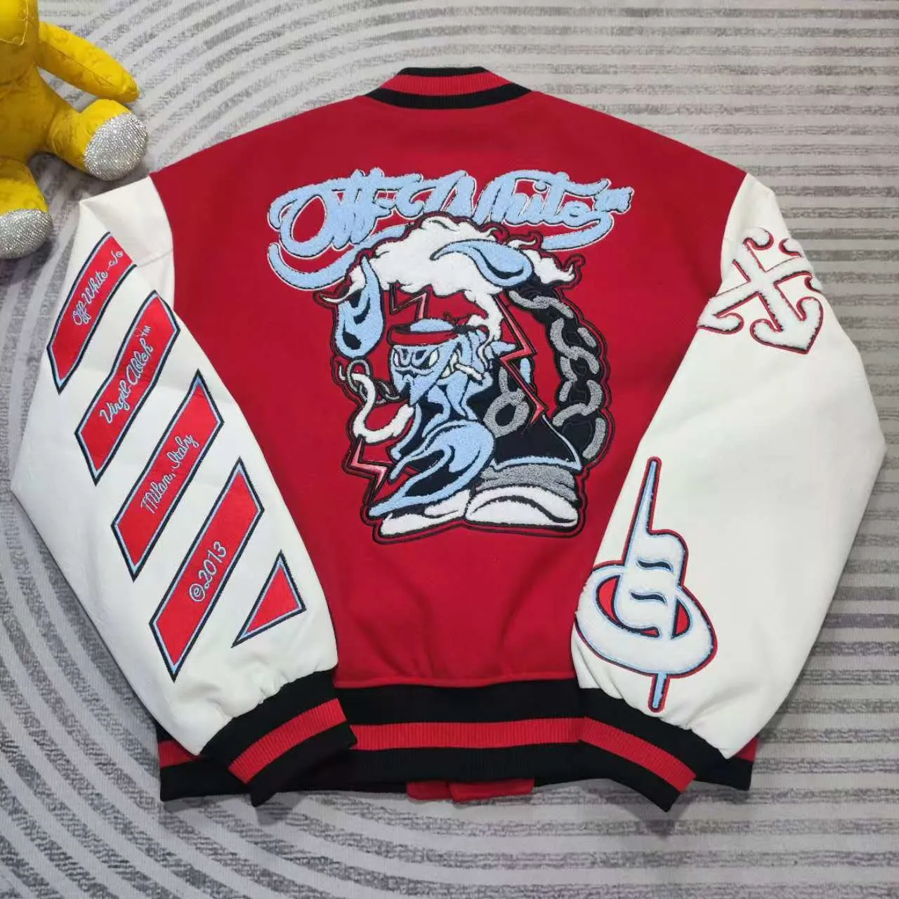 Top tested version off white heavy industry embroidery patchwork leather high temperature hot crystal diamond baseball uniform male and female couple star same style (⚠ original button mold customization, patch embroidery color matching) original packaging original label 🔍 full set of accessories customized packaging elevators are purchased from the original factory all series of hardware mold customization one-to-one restoration of fabric color components The fabric is made of 65% wool, 15% natural silk, 10% spandex and 10% velvet, mixed and custom-woven. The total weight is more than 900 grams! And the most important thing is its color fastness, it will never fade! -The embroidery uses an imported towel embroidery machine. Each pattern is first embroidered on the fabric, and then engraved with an infrared laser, and then fixed with a sewing machine. The whole garment is labeled in many places, one is flat embroidered, and the large pattern on the back is directly embroidered on it. This dress has 4 different embroidery techniques⚠ -The sleeves are all made of two-layer pebbled fabric, which is processed, shaped, colored, washed, and the texture retains the original grain structure! Thick, plump and round! -The processing technology is extremely complex, the pieces are neatly spliced ​​and aligned, and the entire garment has precise wiring density. Gender-neutral style. Loose version. Self-conscious quality control. Details determine success or failure. Size: S M L XL P: 680